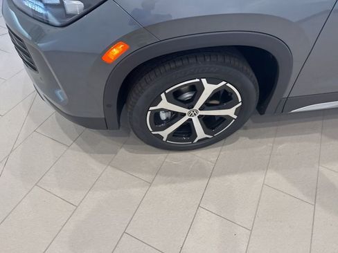 New 2025 Volkswagen Tiguan SE image 9