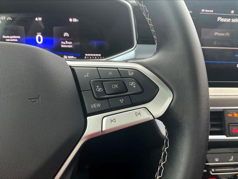 Used 2025 Volkswagen Taos SE w/ Panoramic Sunroof Package image 24