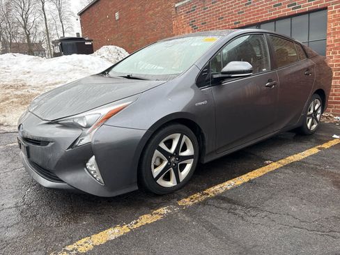 Used 2016 Toyota Prius Four Touring image 2