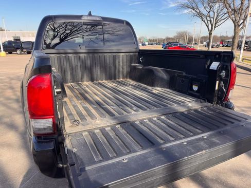 Used 2018 Toyota Tacoma TRD Sport w/ TRD Premium Sport Package image 5