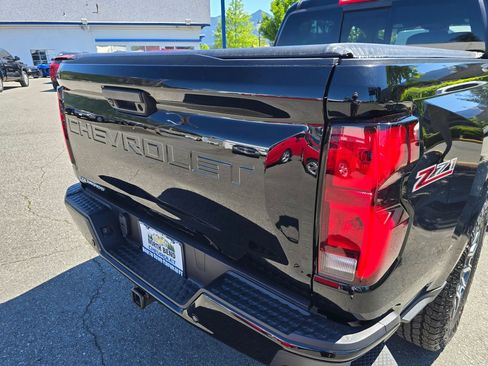 Used 2025 Chevrolet Colorado Z71 w/ Technology Package AWD/4WD image 18