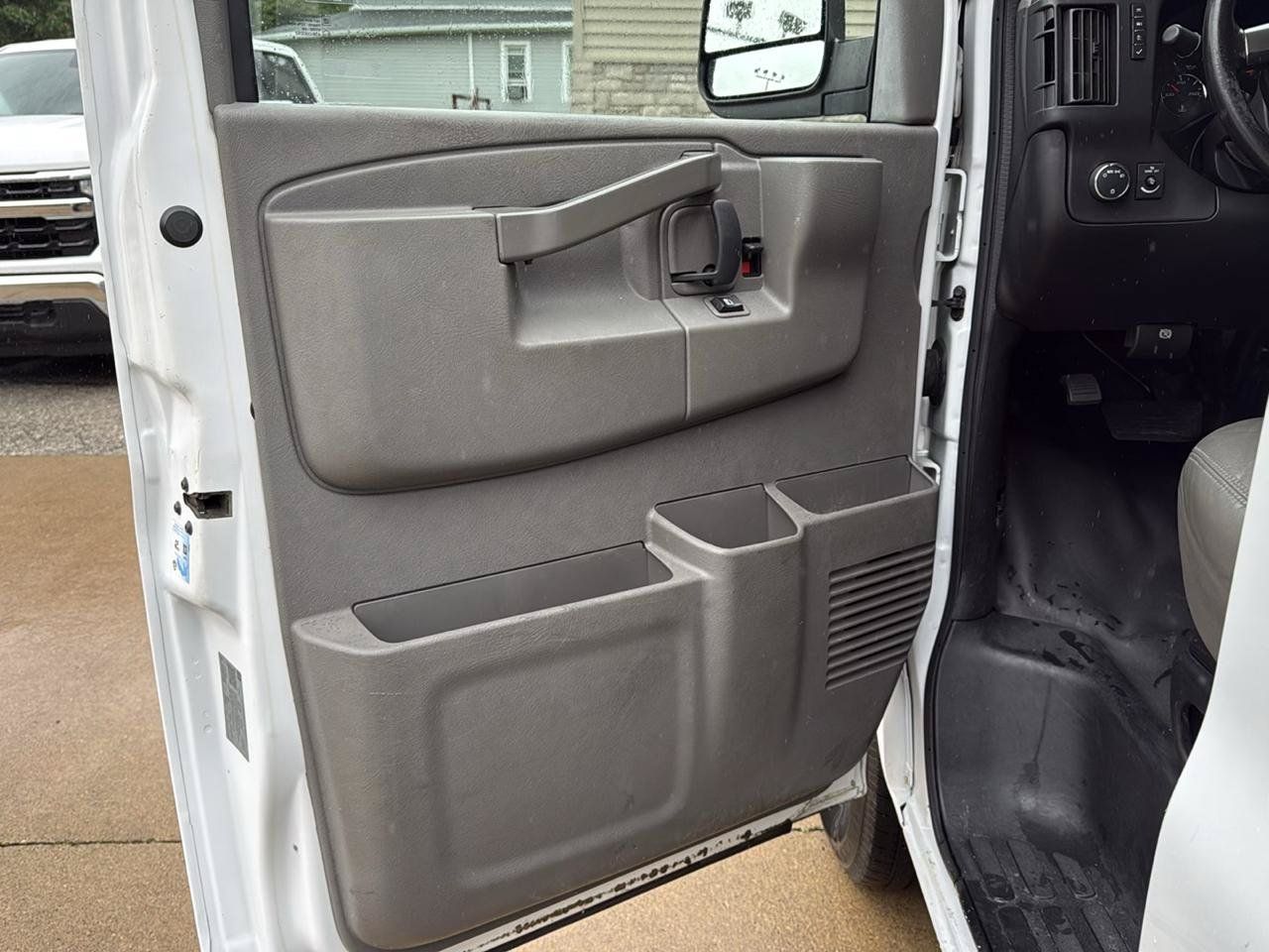 Used 2019 Chevrolet Express 3500 Extended w/ Driver Convenience Package RWD image 7