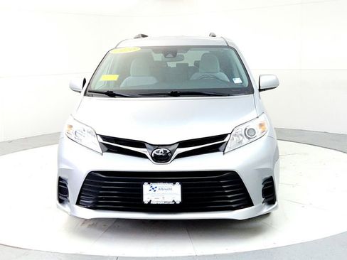 Used 2020 Toyota Sienna LE FWD image 2