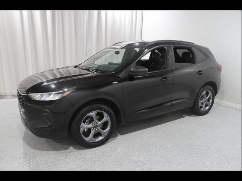 Used 2023 Ford Escape ST-Line w/ Tech Pack #1 AWD/4WD image 3