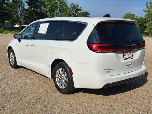 Used 2024 Chrysler Pacifica Touring-L FWD image 3