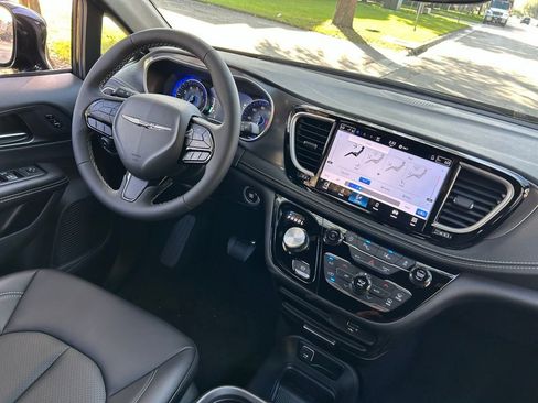 New 2026 Chrysler Pacifica Select w/ S Appearance Package image 10