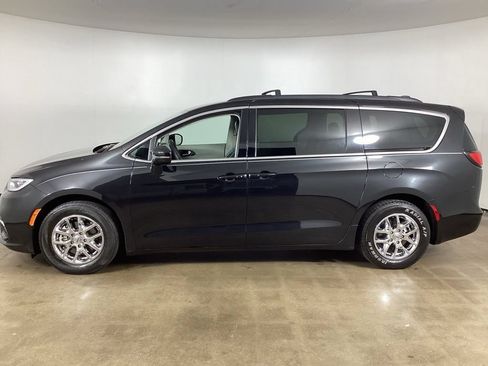 Used 2022 Chrysler Pacifica Touring-L FWD image 10