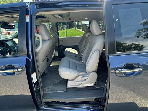 Used 2018 Toyota Sienna XLE Premium FWD image 23