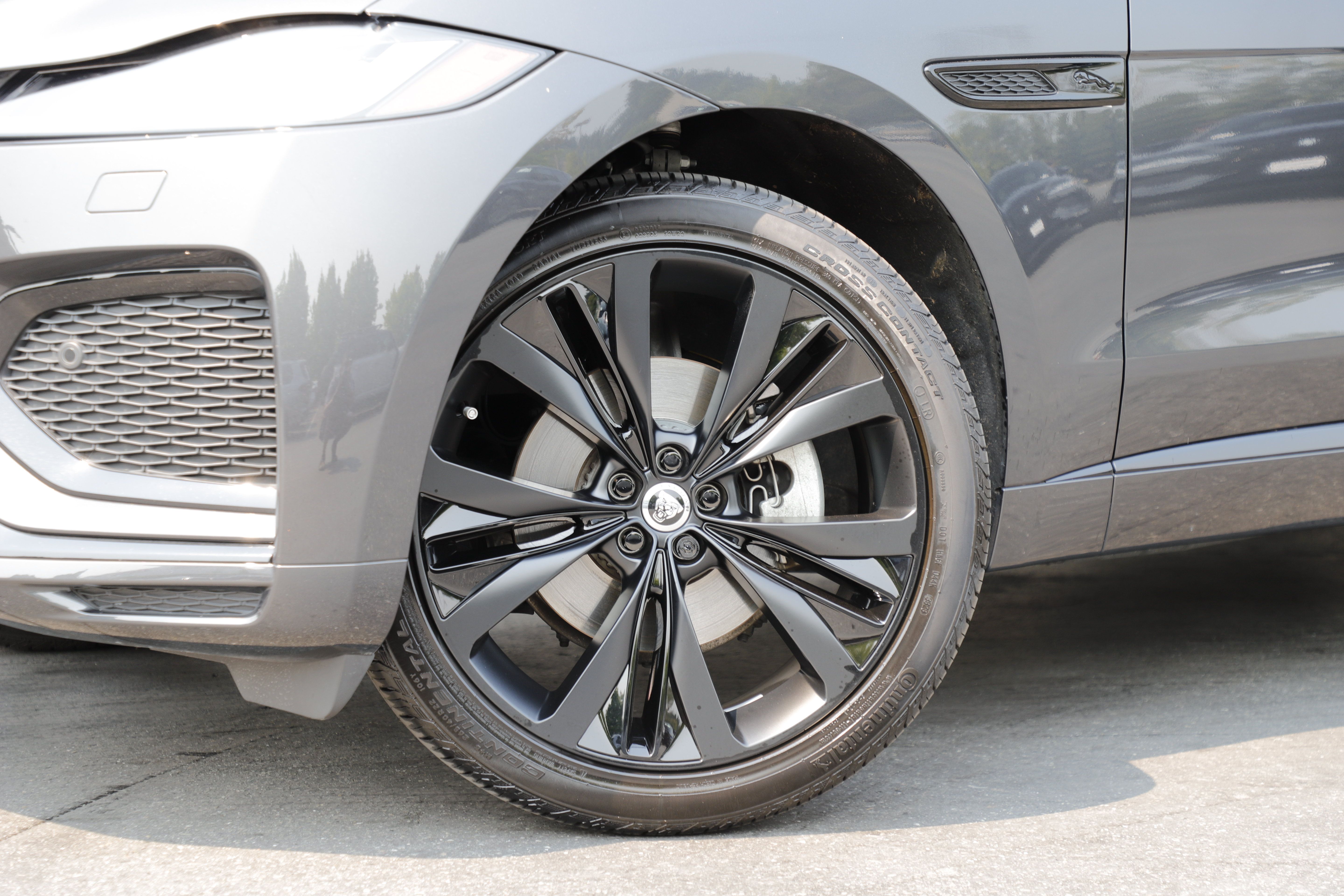 Certified 2025 Jaguar F-PACE R-Dynamic S AWD/4WD image 2