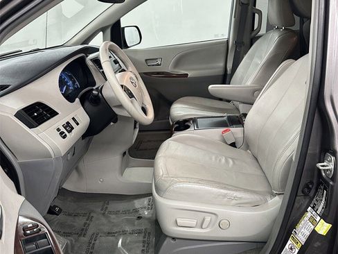 Used 2014 Toyota Sienna XLE image 11