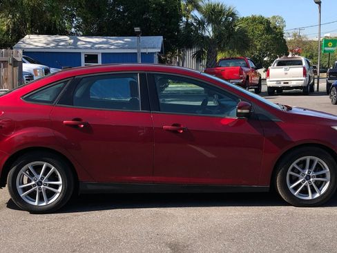 Used 2017 Ford Focus SE image 2