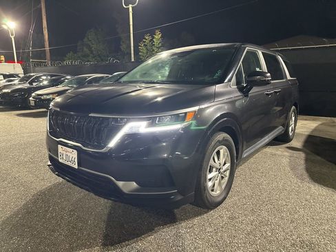 Used 2022 Kia Carnival LX image 3