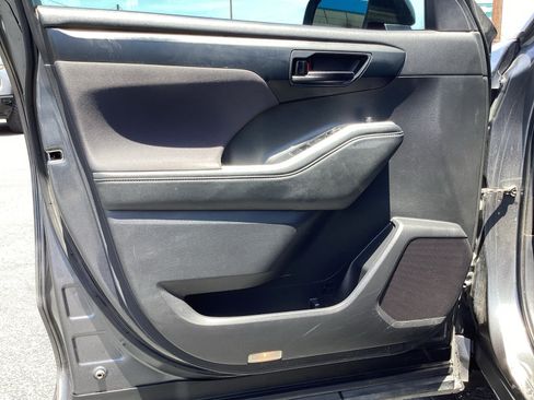 Used 2023 Toyota Highlander LE FWD image 30