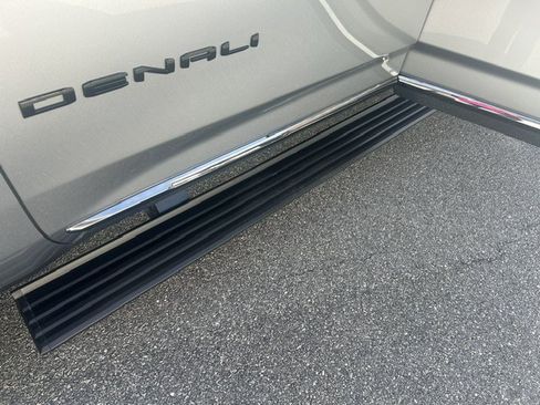 Used 2025 GMC Yukon XL Denali Ultimate AWD/4WD image 17