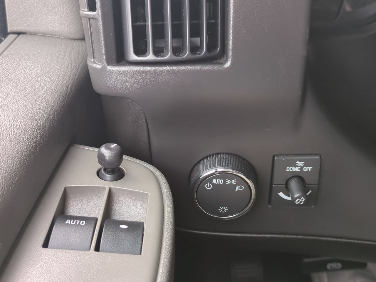 Used 2025 Chevrolet Express 2500 w/ Driver Convenience Package RWD image 16