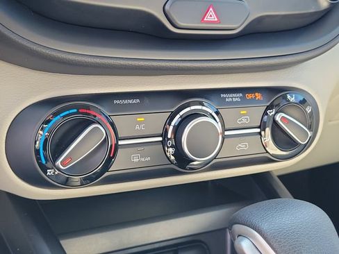 Used 2025 Kia Soul LX w/ LX Technology Package FWD image 28