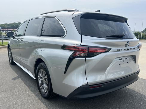 Used 2021 Toyota Sienna XLE FWD image 6