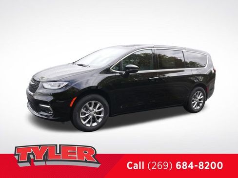 New 2026 Chrysler Pacifica Select image 3