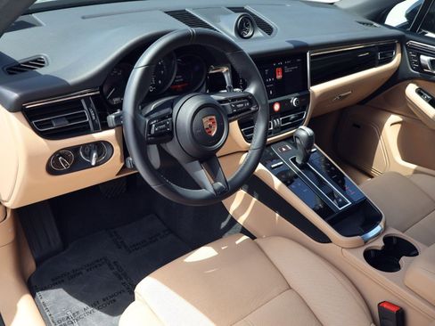 Certified 2025 Porsche Macan AWD/4WD image 4