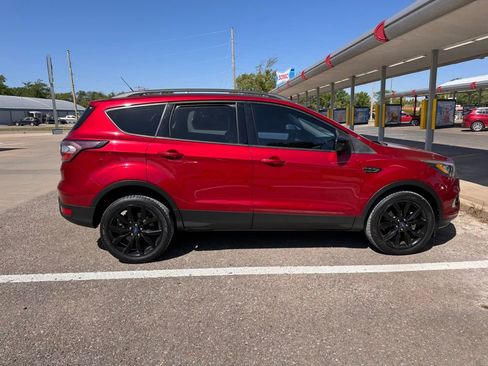 Used 2018 Ford Escape SE w/ SE Sport Appearance Package AWD/4WD image 3