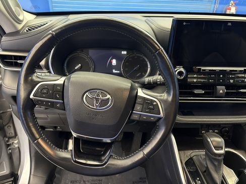 Used 2021 Toyota Highlander Limited FWD image 15