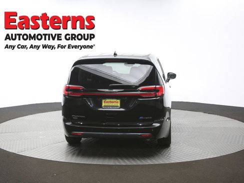 Used 2023 Chrysler Pacifica Touring-L image 37