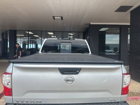 Used 2017 Nissan Titan SV RWD image 4