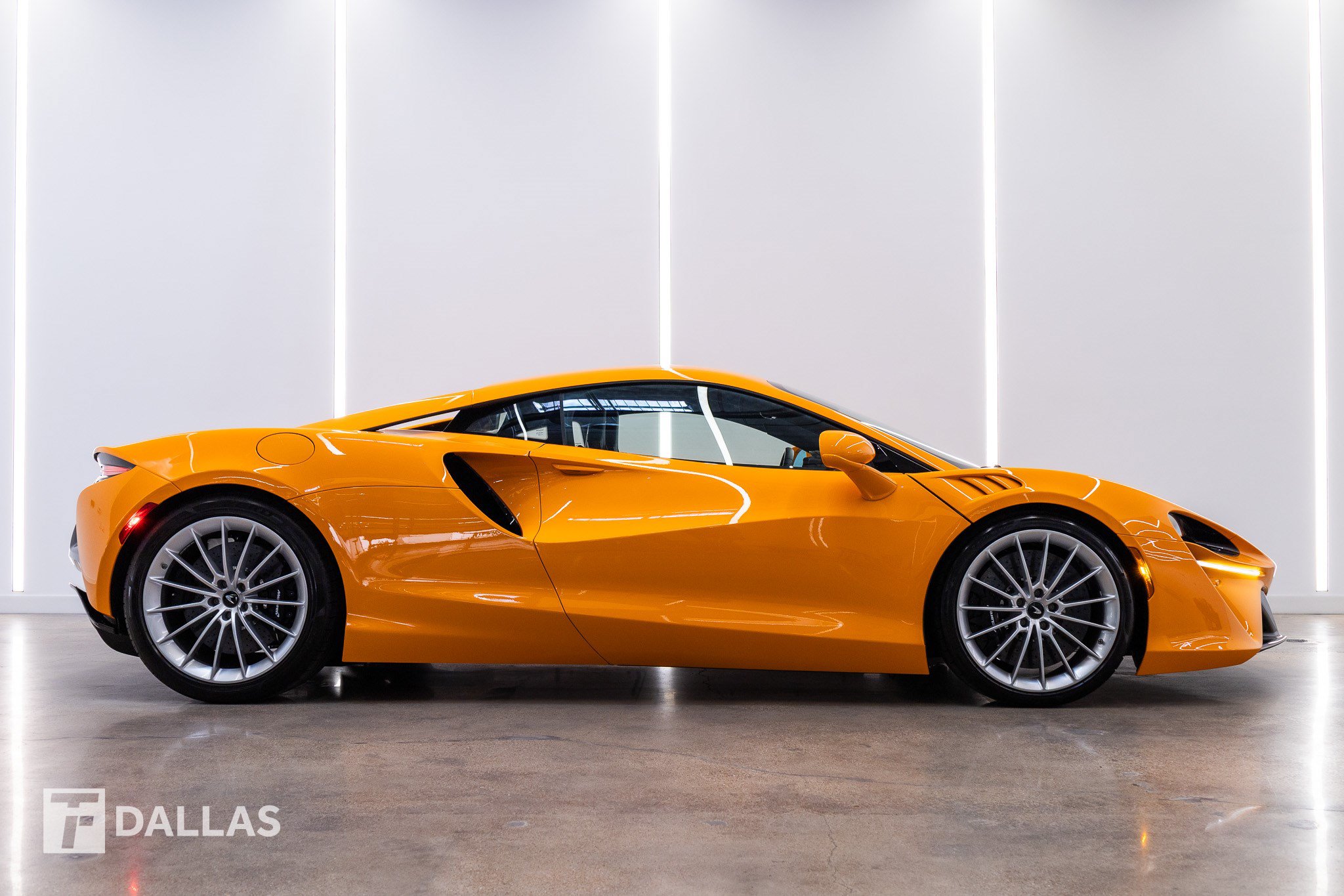 Used 2026 McLaren Artura RWD image 14