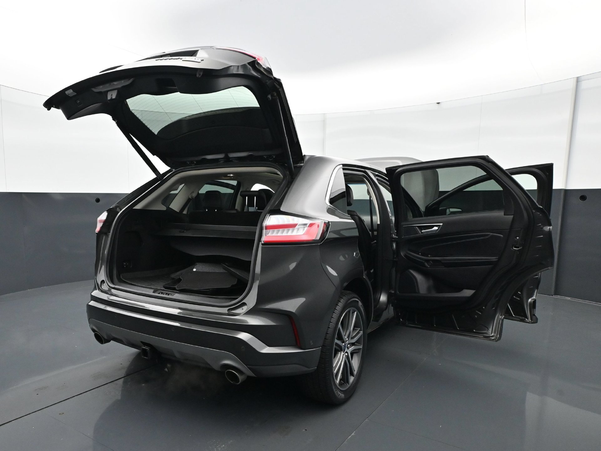 Used 2019 Ford Edge Titanium w/ Equipment Group 301A AWD/4WD image 32