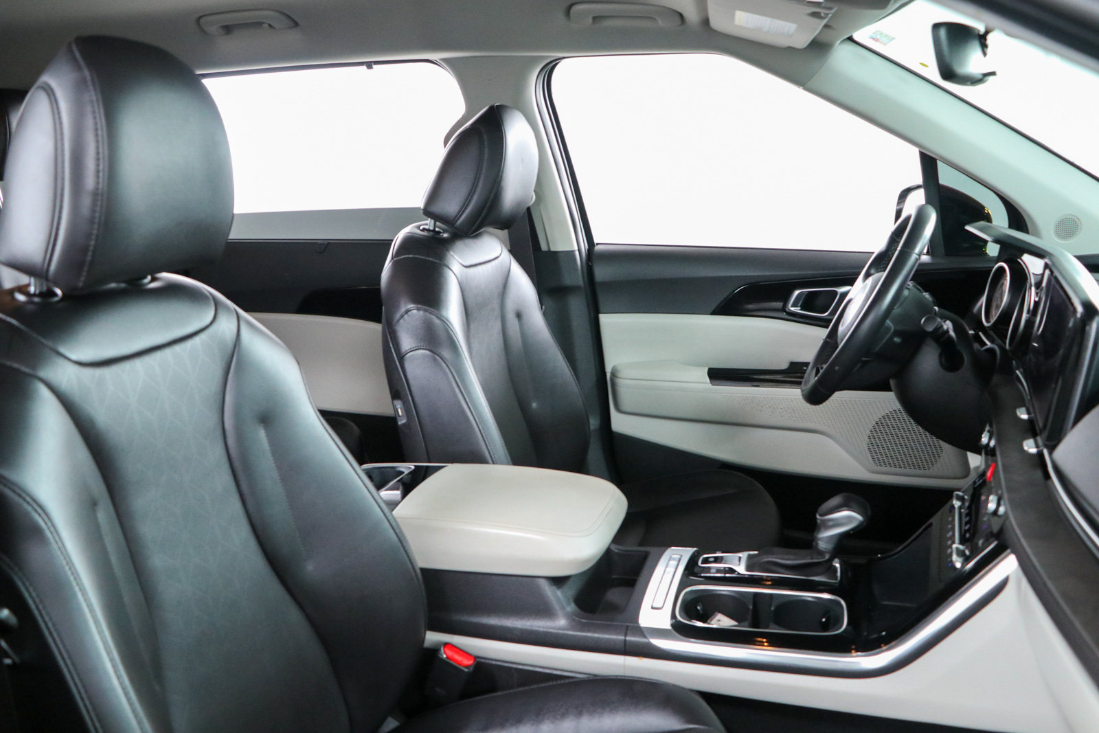 Used 2024 Kia Carnival EX FWD image 27