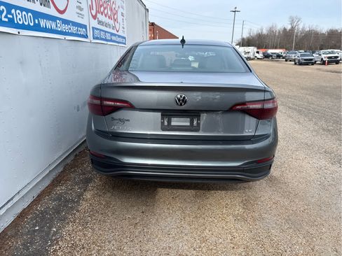 Used 2022 Volkswagen Jetta SE w/ Panoramic Sunroof Package image 4