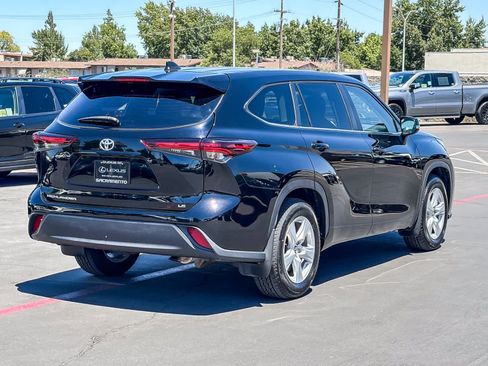 Used 2024 Toyota Highlander LE FWD image 4