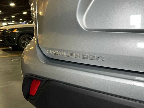 Used 2022 Toyota Highlander LE image 14