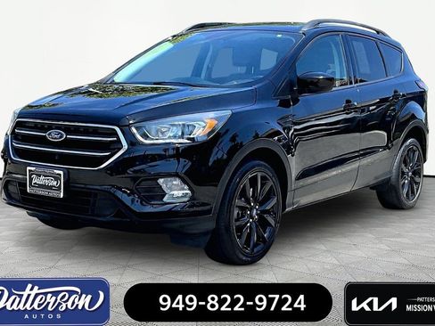 Used 2017 Ford Escape SE w/ SE Sport Appearance Package FWD image 1