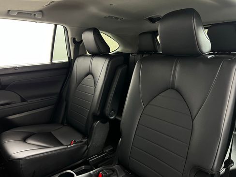 Certified 2024 Toyota Highlander XLE image 23