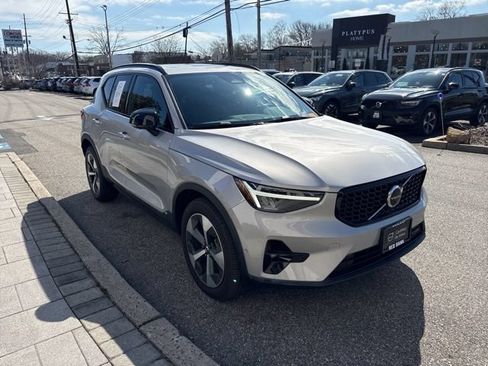 Used 2025 Volvo XC40 B5 Plus AWD/4WD image 7