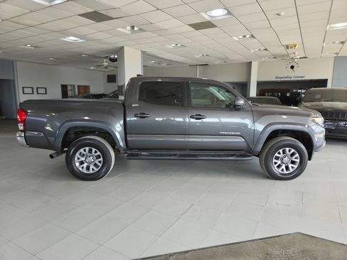 Used 2017 Toyota Tacoma SR5 AWD/4WD image 9