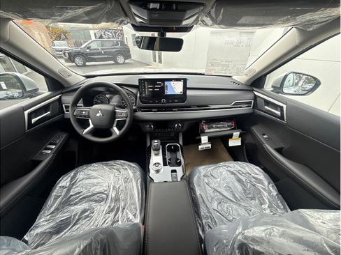 New 2026 Mitsubishi Outlander SE FWD image 12