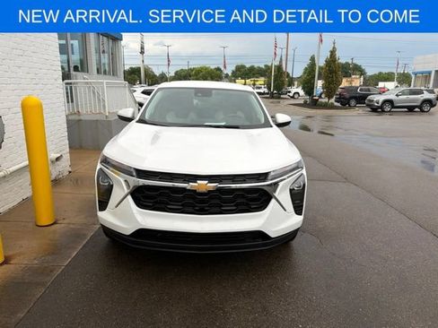 Used 2024 Chevrolet Trax LS w/ LS Convenience Package FWD image 3