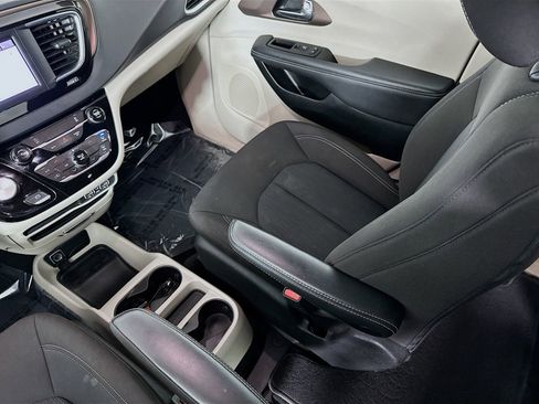 Used 2023 Chrysler Voyager LX image 22