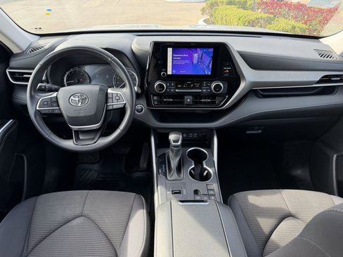 Certified 2024 Toyota Highlander LE image 9