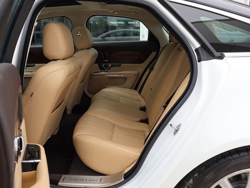 Used 2014 Jaguar XJ image 33