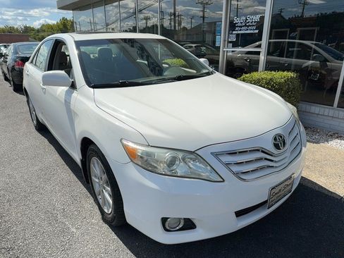 Used 2011 Toyota Camry XLE w/ SE/XLE Extra-Value Pkg FWD image 3