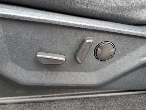 Used 2025 Ford F250 Lariat w/ Black Appearance Package image 9