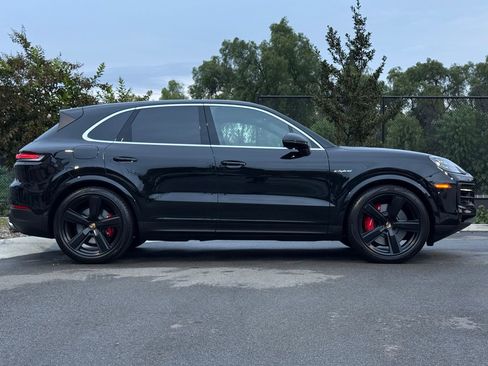 Used 2025 Porsche Cayenne S image 8