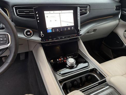 Used 2024 Jeep Wagoneer Series II w/ Flexible Seating Group image 31