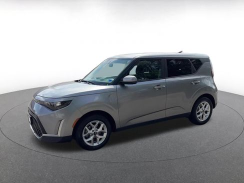 Used 2025 Kia Soul LX w/ LX Technology Package FWD image 8