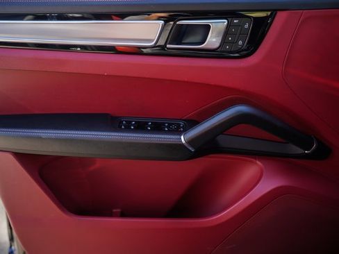 Used 2023 Porsche Cayenne Platinum Edition image 34