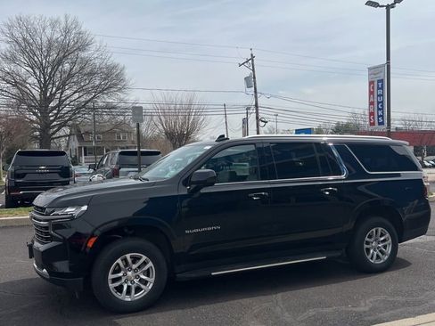 Used 2024 Chevrolet Suburban LT image 2