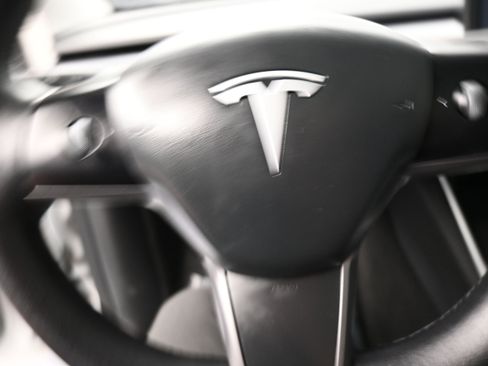 Used 2021 Tesla Model Y Long Range AWD/4WD image 17